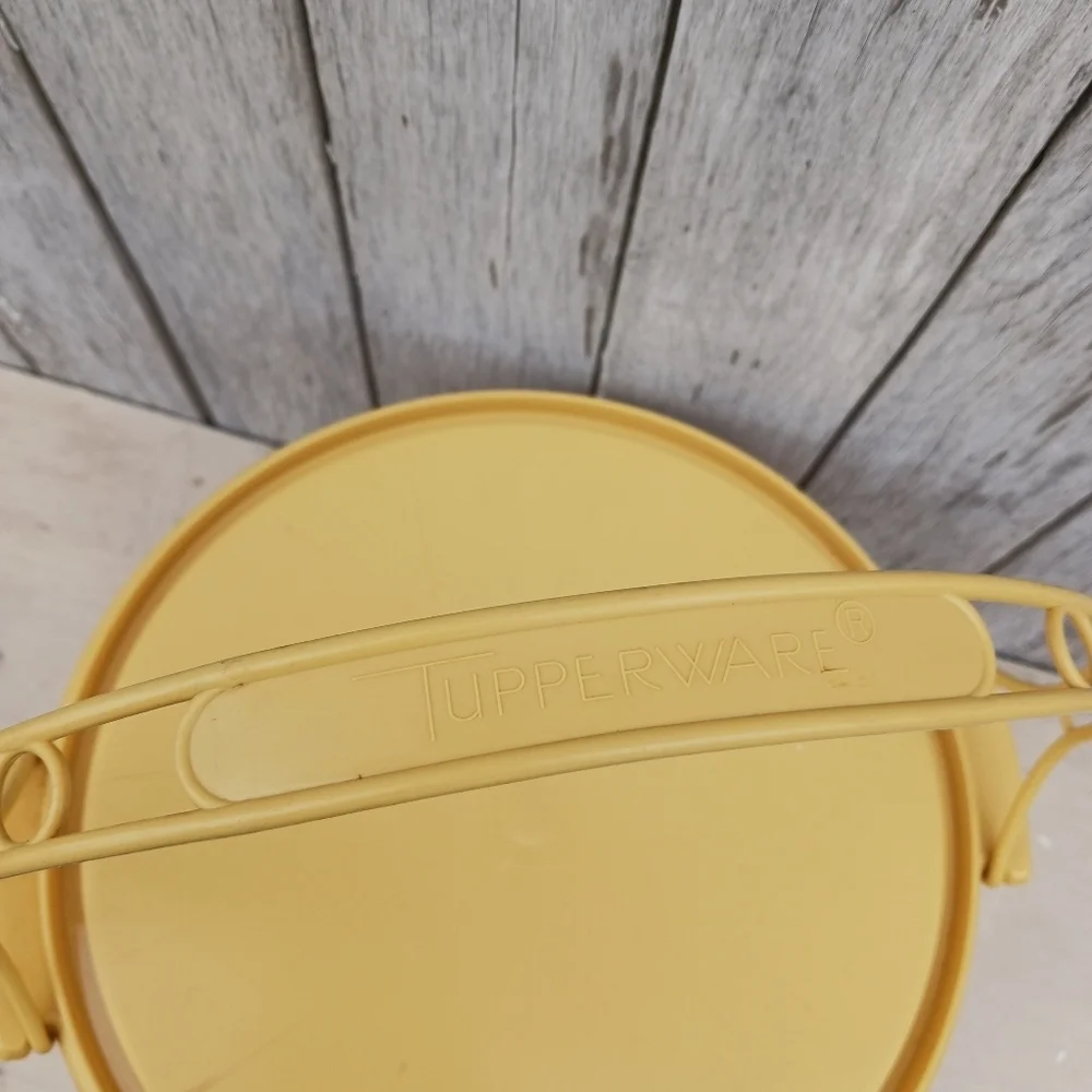 VTG Tupperware Cake Carrier Round With Handle and Lid Harvest Gold